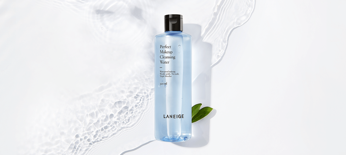 Laneige Perfect Makeup Cleansing Water ใหม่ล่าสุดจาก Laneige   ผลิตภัณฑ์คลีนซิ่งวอร์เตอร์สุดเพอร์เฟ็กต์ ที่เผยประสิทธิภาพการทำความสะอาดเมคอัพบนผิวหน้าอย่างล้ำลึก  คลีนซิ่งที่ช่วยทำสะอาดรูขุมขน พร้อมให้ความรู้สึกผิวที่สะอาด สดชื่น ด้วยประสิทธิภาพของสารสกัดจากใบมิ้นท์ที่ช่วยทำความสะอาดผิวหน้าอย่างล้ำลึกถึงชั้นรูขุมขน พร้อมคืนความเรียบเนียนแก่ผิวในบริเวณที่มีรูขุมขนกว้าง เผยผลลัพธ์ผิวสะอาด คืนความสดชื่นแก่ผิวคุณ