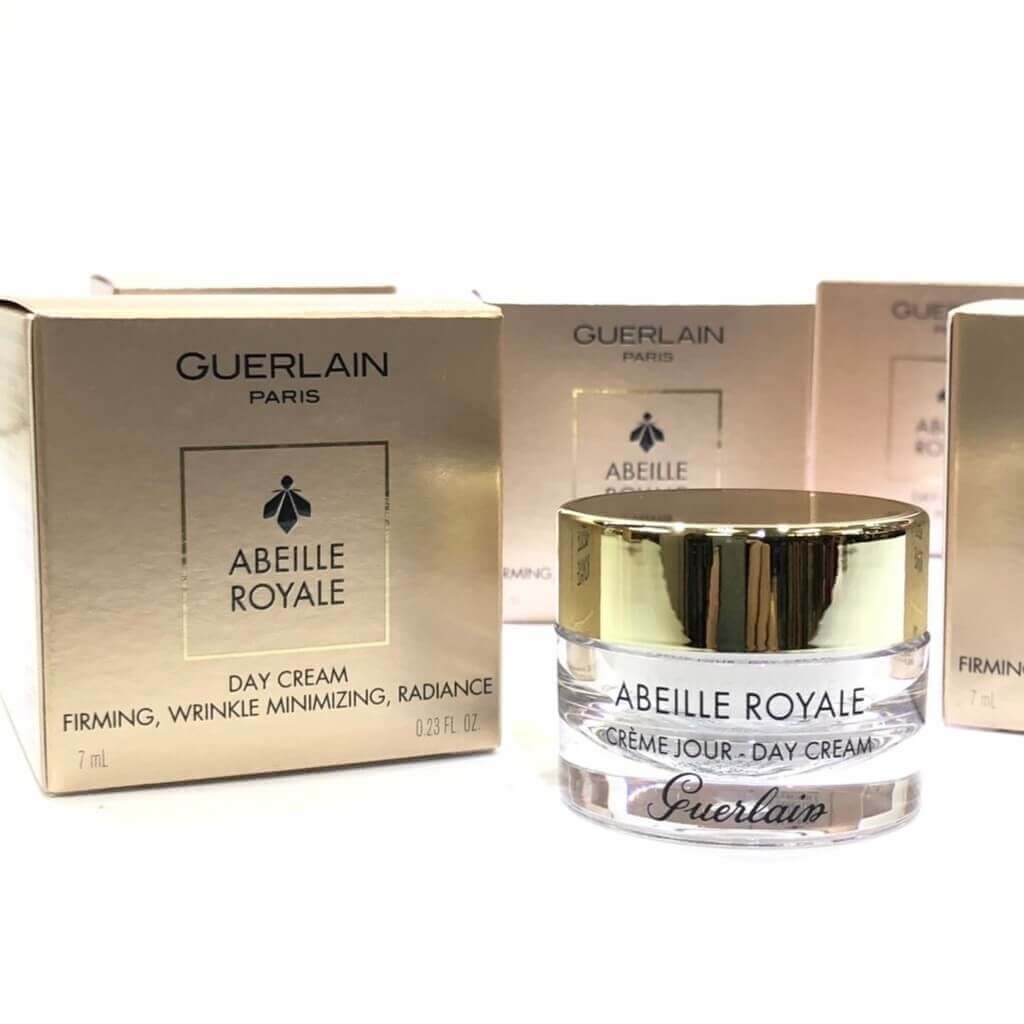 Guerlain Abeille Royale Day Cream 7 ml.  ลดเลือนริ้วรอย ช่วยให้ผิวกระชับขึ้นอย่างสังเกตเห็นได้ กลิ่นหอมหวานละมุนจากน้ำผึ้ง ผสานกับกลิ่นดอกไม้หอม และสมุนไพรสด ด้วยเนื้อครีมบางเบาจึงสามารถซึมซาบเข้าสู่ผิวได้อย่างรวดเร็ว   ผิวจึงชุ่มชื้นและเรียบเนียนขึ้นทันที ซึ่งทำให้ริ้วรอยแลดูลดเลือนอีกด้วย ที่มาพร้อมกับกลิ่นหอมหวานละมุน