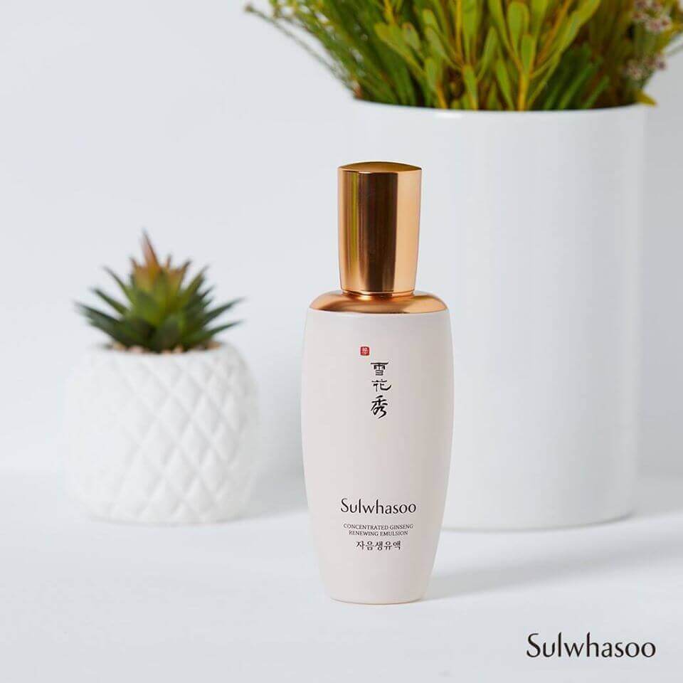 Sulwhasoo Concentrated Ginseng Renewing Emulsion ผิวสดชื่นมีชีวิตชีวาและสวยเนียนนุ่มน่าสัมผัส มอบความชุ่มชื้นยาวนาน ด้วยเนื้ออิมัลชั่นที่เบาบาง พร้อมให้ผิวรู้สึกแน่นกระชับ พร้อมมอบความชุ่มชื่นและฟื้นบำรุงให้ผิวที่แห้งกร้าน