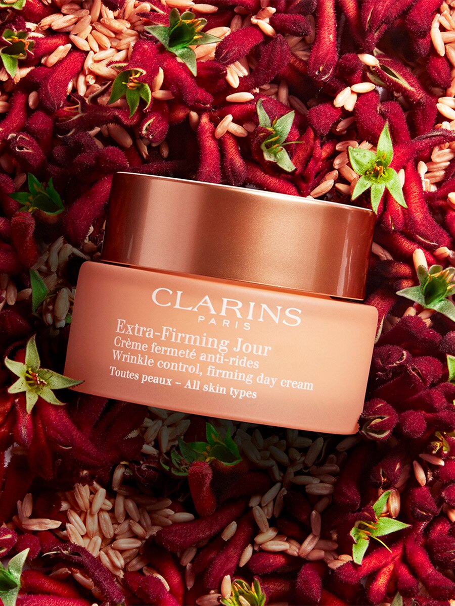 Clarins Extra Firming Jour Wrinkle Control Firming Day Cream All Skin Types 50 ml ครีมฟื้นฟูผิวในตอนกลางวัน สำหรับทุกสภาพผิว ลดเลือนริ้วรอย ยกกระชับ มอบผิวเปล่งปลั่งกระจ่างใส อ่อนเยาว์ ปรับสีผิวให้ดูสม่ำเสมอ เรียบเนียน เติมความชุ่มชื้นให้ผิวอย่างล้ำลึก เนื้อสัมผัสที่บางเบา ซึมซาบไว ถึงขีดสุด